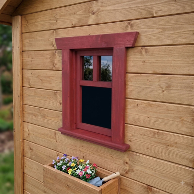 Rotes Sprossen-Fenster FS5 montiert an einer Spielhaus-Holzwand mit Blumenkasten